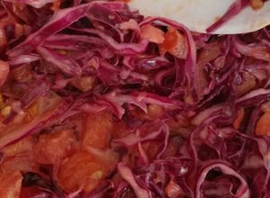 Una foto de Ensalada fácil de col/repollo morada y más