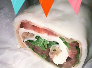 Foto di Rotolo di mozzarella con prosciutto crudo e rucola