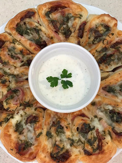 Una foto de Rollitos de hojaldre rellenos de queso de oveja, bacon y dátiles