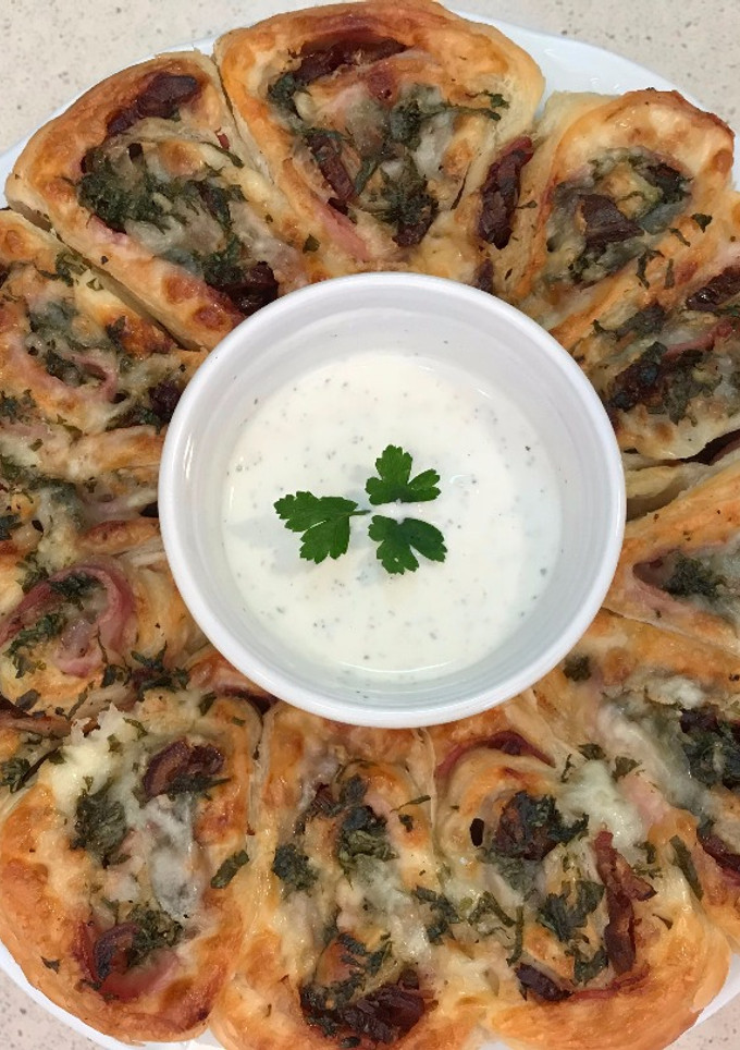 Una foto de Rollitos de hojaldre rellenos de queso de oveja, bacon y dátiles