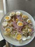 Ensalada de papas y huevos duros a la pimienta