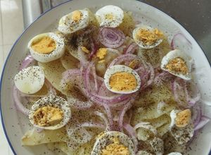 Una foto de Ensalada de papas y huevos duros a la pimienta