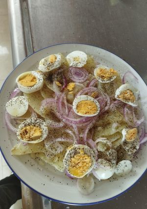 Una foto de Ensalada de papas y huevos duros a la pimienta