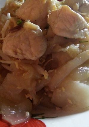 รูปของ ผัดก๋วยเตี๊ยวใส่ไก่😋🍴