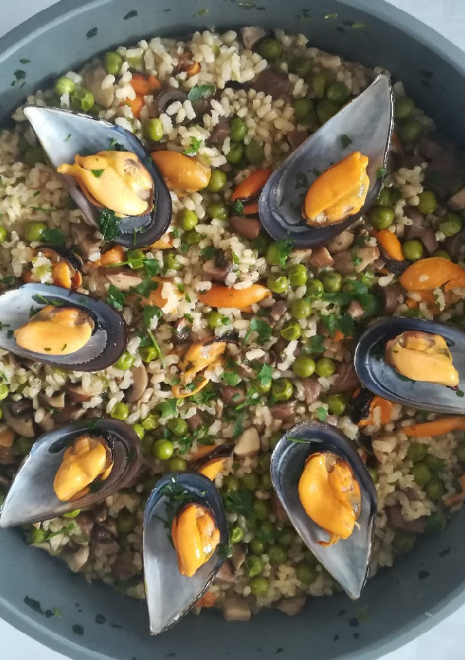 Una foto de Arroz integral con mejillones y champiñones