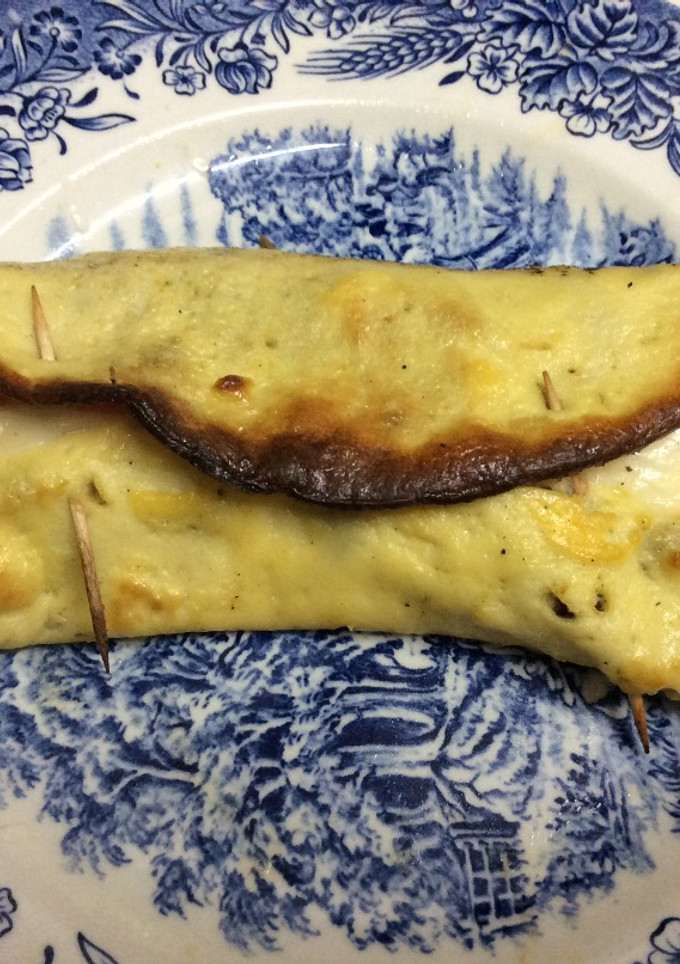 Una foto de Flauta de huevo rellena🍅🥚🌽