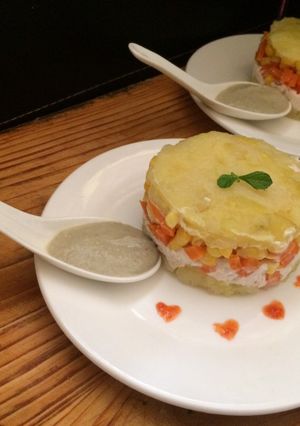 Una foto de Causa de verduras y pollo con salsa de pimiento 💕