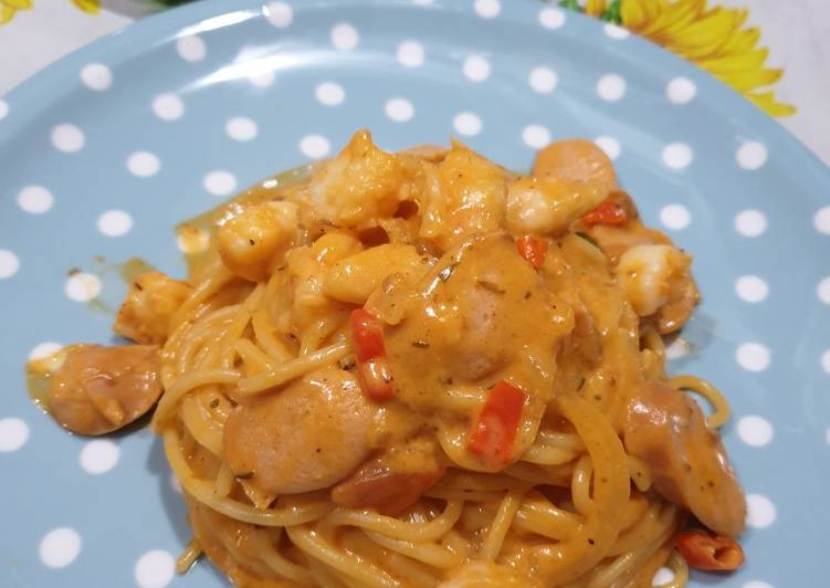 Spaghetti cream bolognese with sausage and shrimp