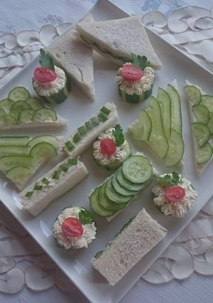 O poză a rețetei Gustare cu castravete cremă de brânză și toast.