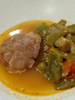 Una foto de Carrilleras de cerdo con judías verdes en olla express
