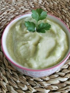 Una foto de Gazpacho de aguacate
