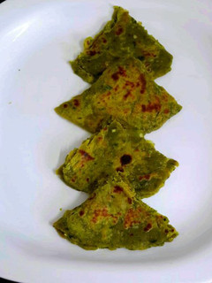 கீரை பருப்பு சப்பாத்தி (Keerai paruppu chappathi Recipe in Tamil) செய்முறை முக்கிய புகைப்படம்