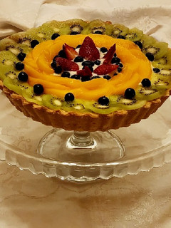 Una foto de Tarta frutal con crema diplomata 🥝🍑🍓🫐 Kiwi, durazno, frutilla y arándanos