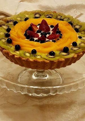Una foto de Tarta frutal con crema diplomata 🥝🍑🍓🫐 Kiwi, durazno, frutilla y arándanos