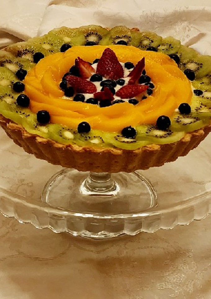 Una foto de Tarta frutal con crema diplomata 🥝🍑🍓🫐 Kiwi, durazno, frutilla y arándanos