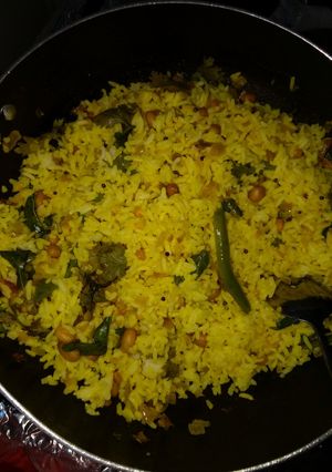 A picture of Lemon rice with onions.