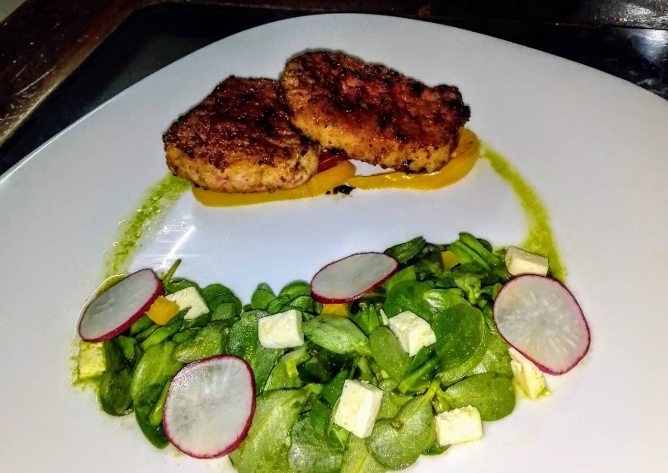 Medallones de cerdo, ensalada de verdolagas y "jugo verde"