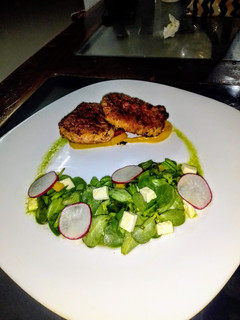 Una foto de Medallones de cerdo, ensalada de verdolagas y "jugo verde"