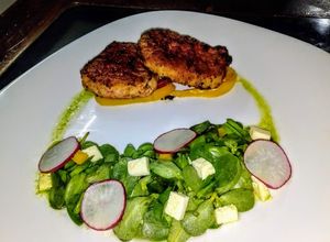 Una foto de Medallones de cerdo, ensalada de verdolagas y "jugo verde"