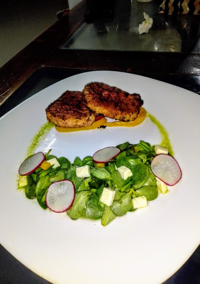 Una foto de Medallones de cerdo, ensalada de verdolagas y "jugo verde"