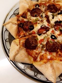 صورة لوصفة بيتزا خضار محشيه جبن 🍕