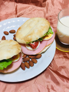 Una foto de Focaccia Sándwich de Huevo jamón queso mozzarella!🥛🍞