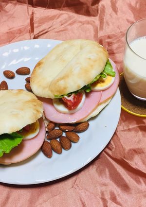 Una foto de Focaccia Sándwich de Huevo jamón queso mozzarella!🥛🍞