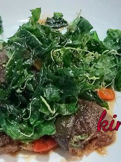 รูปของ ผัดกะเพรากรอบไข่เหยี่ยวม้า