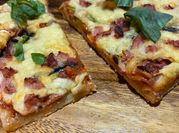 Una foto de pizza de queso de cabra