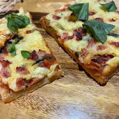 A picture of Pizza en horno de barro.