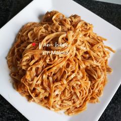 A picture of Chow Mein noddles.