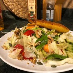 A picture of Salad 🥗🐟.