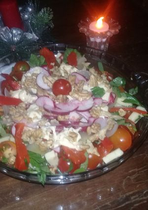Una foto de Ensalada veraniega de rabaitos, nueces, cherrys