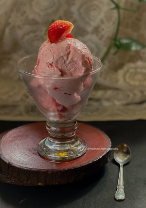A picture of Strawberry Ice Cream.