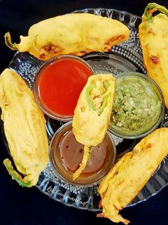 તંદૂરી મરચા ભજીયા (Tandoori Marcha Bhajiya Recipe In Gujarati) રેસીપી મુખ્ય ફોટો