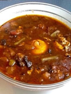 Una foto de Sopa castellana de ajo negro