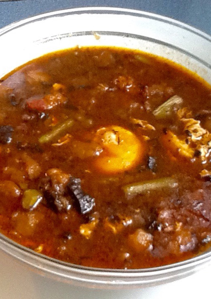 Una foto de Sopa castellana de ajo negro