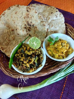 ज्वार की भाकरी (jowar ki bhakri recipe in hindi) रेसिपी मुख्य फोटो