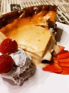 Una foto de Tarta Fluida de Chocolate Blanco, Plátano y Arándanos con Base de Galletas y Helado de Violetas