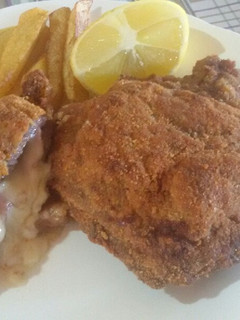 Una foto de Milanesa de Peceto rellena de jamón y muzzarella