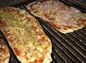 Una foto de Pizza a la parrilla🇺🇾😊