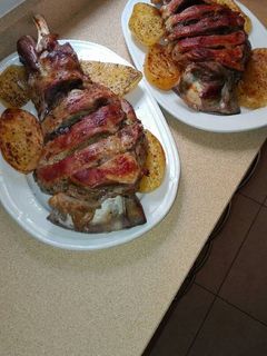 Una foto de Pierna de cordero asada