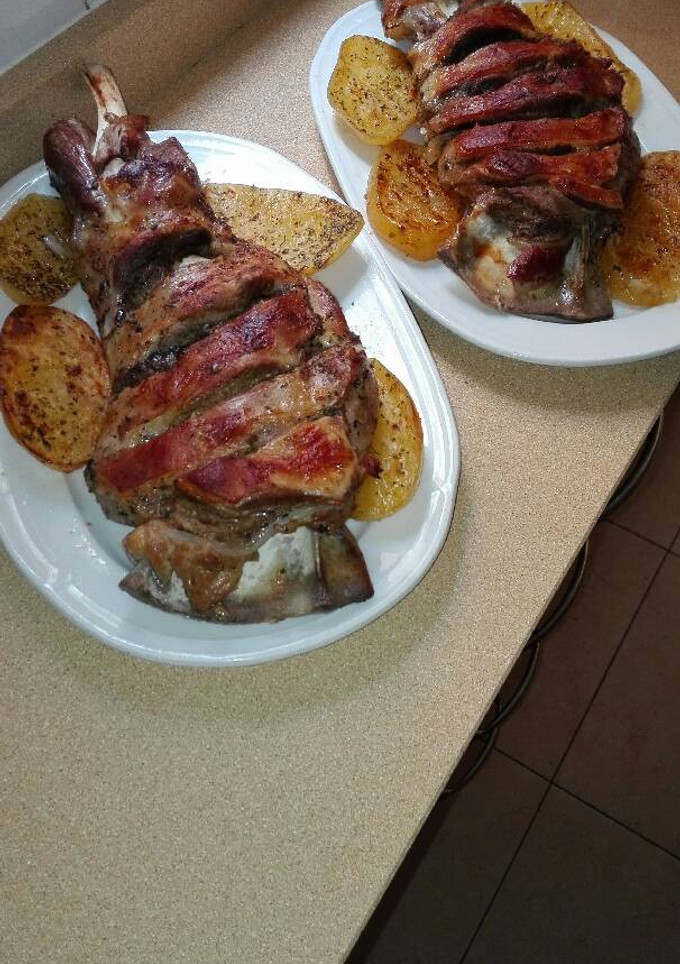 Una foto de Pierna de cordero asada