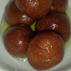 A picture of Gulab jamun.