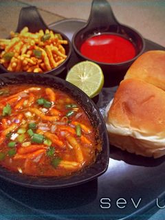 લીલા વટાણા નું સેવ ઉસળ (Lila Vatana Sev Usal Recipe In Gujarati) રેસીપી મુખ્ય ફોટો