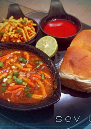 લીલા વટાણા નું સેવ ઉસળ (Lila Vatana Sev Usal Recipe In Gujarati) રેસીપી મુખ્ય ફોટો