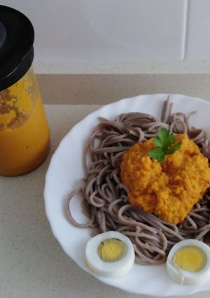Una foto de Salsa en crudo para acompañar a pasta, arroz, soja..