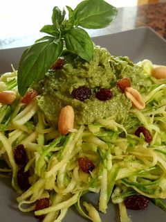 Una foto de Pasta de calabacín al pesto (crudivegano)
