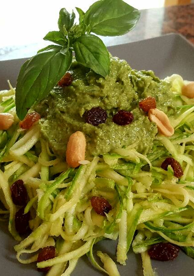 Una foto de Pasta de calabacín al pesto (crudivegano)