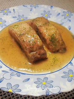 Una foto de Lomo de bonito en salsa de dos tipos de cebolla y ras el hanout